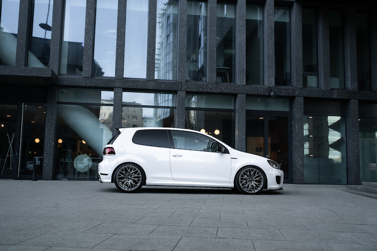 Volkswagen Golf VI – bogate wyposażenie standardowe i wysoki poziom bezpieczeństwa
